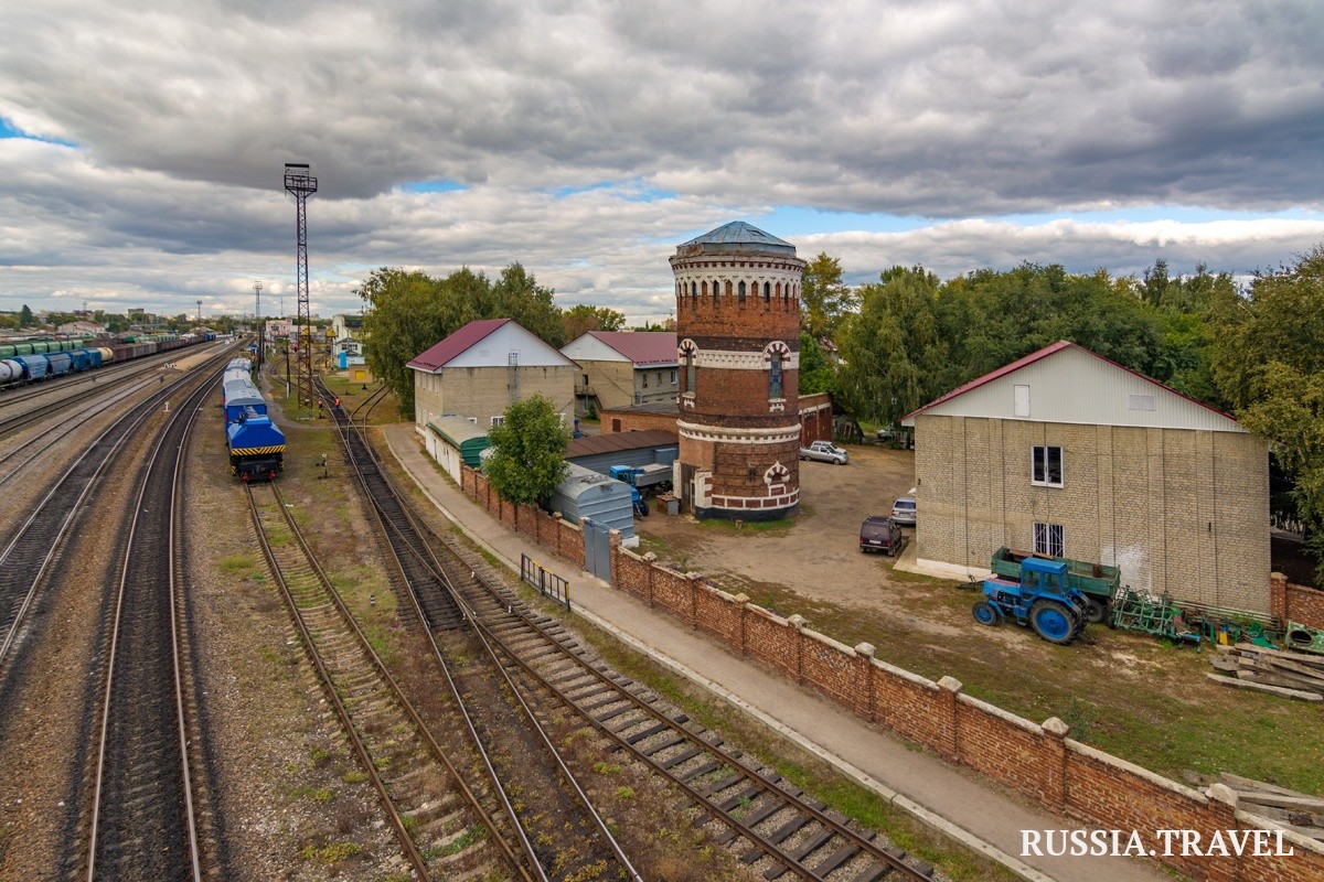 Башня для заправки паровозов в городе 