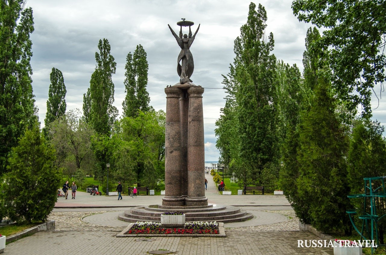 Памятник 300-летию основания города Таганрога в городе 