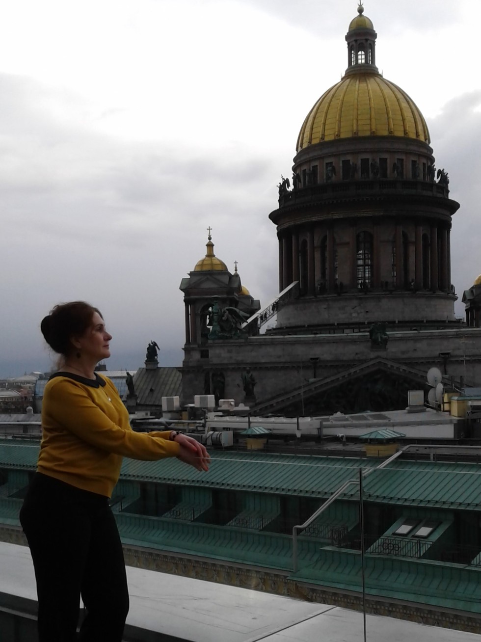 Экскурсия по Петербургу гид с красными волосами.