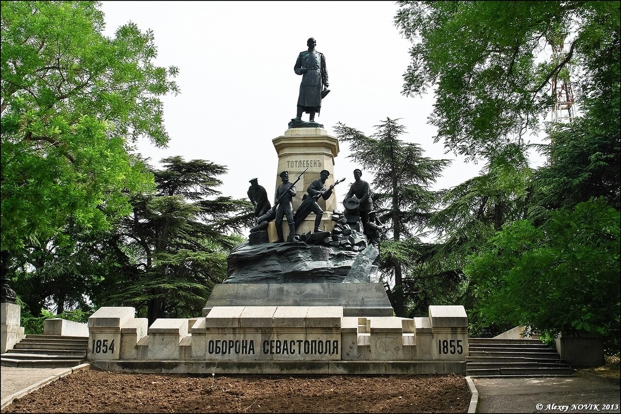 Исторический севастополь. Памятник Тотлебену в Севастополе. Памятники на историческом бульваре Севастополь. Исторический сквер Севастополь. Памятник Тотлебену на историческом бульваре.