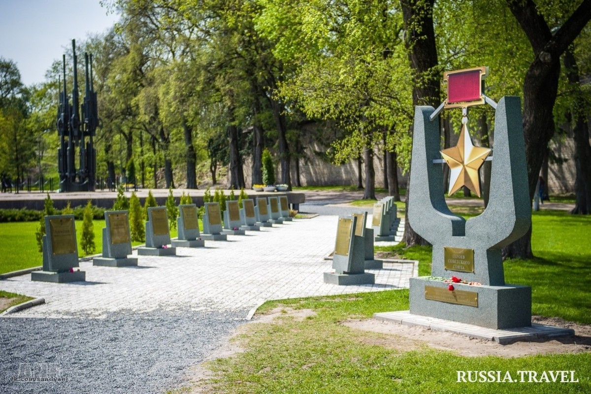 Аллея героев советского союза. Аллея героев Псков. Аллея славы Псков. Площадь Победы Псков аллея героев.